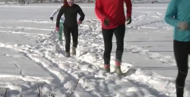 Correr por la nieve con calcetines de lana se está poniendo de moda en Finlandia