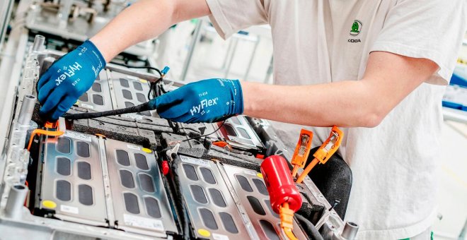 Skoda ensambla casi 800 baterías diarias para los híbridos enchufables del grupo Volkswagen