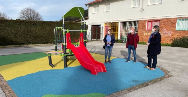 El Ayuntamiento incorpora un juego al parque infantil del colegio Arenas de Escobedo
