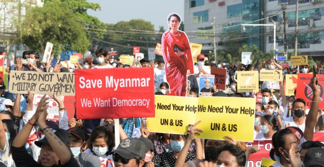 La junta militar de Myanmar aumenta la represión y ordena un apagón de internet para intentar frenar las protestas