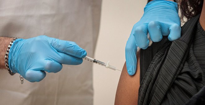 Un estudio concluye que la vacuna de Pfizer reduce la carga viral de los infectados en la primera dosis