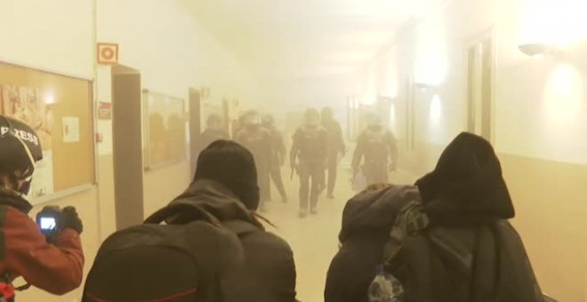 Los Mossos entran en la universidad donde permanece encerrado el rapero Hasél