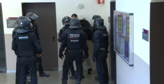 Los Mossos detienen al rapero Hasél tras el desalojo pacífico de la universidad