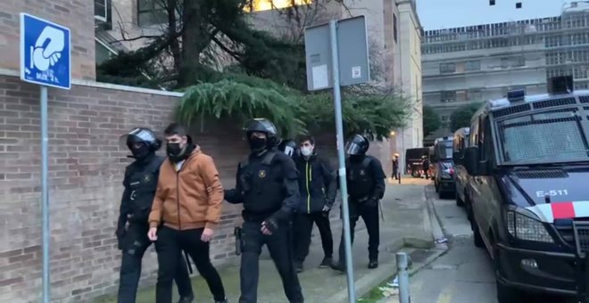 Los Mossos empiezan a desalojar el rectorado de la UdL para detener a Pablo Hasel