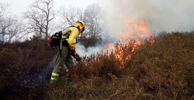 Cantabria mantiene el operativo de incendios en seis comarcas y cuenta con cuatro fuegos activos