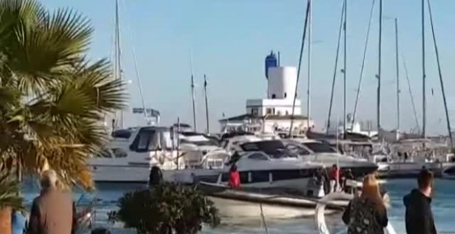 Apuros para unos "petaqueros" en el Puerto de Manilva