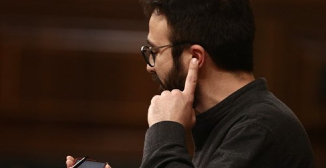 Un diputado de la CUP reproduce en el Pleno del Congreso parte de una canción de Hasél en protesta por su detención