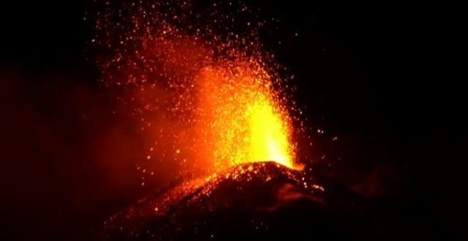 El Etna en erupción obliga al cierre del aeropuerto de Catania.