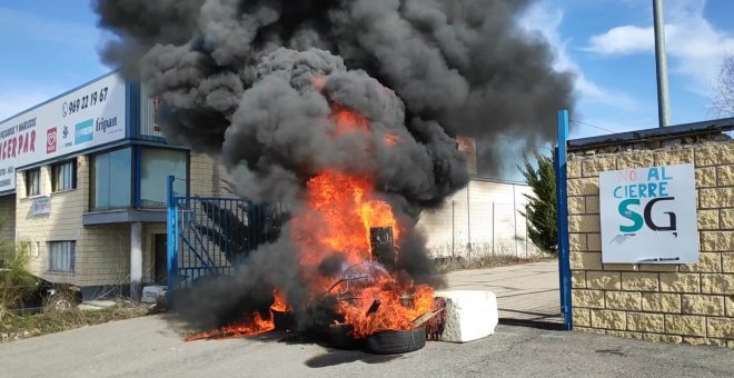 Trabajadores de Siemens Gamesa en Cuenca levantan una hoguera