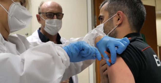 Empieza la vacunación de la Policía Vasca,  los sanitarios de prisiones de León y los profesores de Barcelona