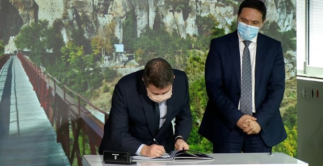 Page firma un protocolo para garantizar inversión en consultorios locales