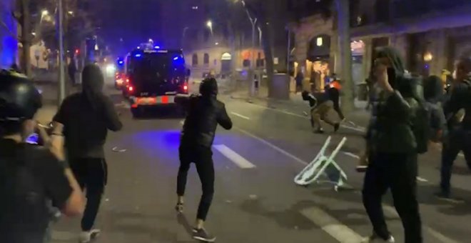 Manifestantes lanzan objetos contra furgonetas de Mossos en Barcelona