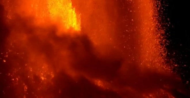 Las explosiones del Etna dieron lugar a una columna de humo de más de 1 kilómetro de altura