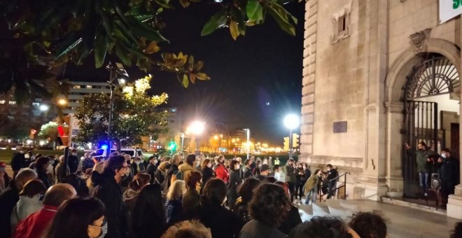 Concentración de apoyo a los hosteleros encerrados en Xixón
