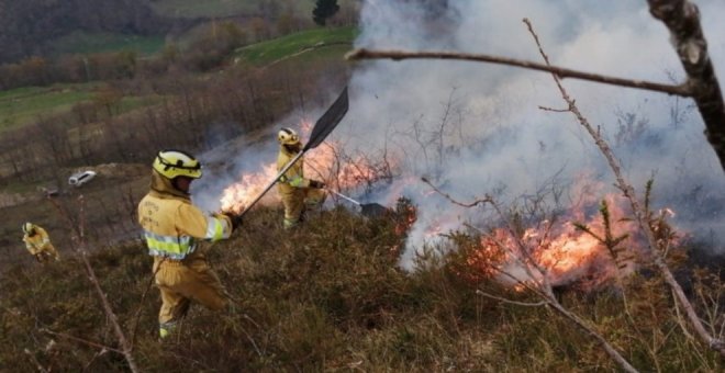 El viento complica la extinción de los incendio en Cantabria, que tiene ya 16 activos 