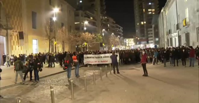 Los más violentos destrozan tres sucursales bancarias en Girona en una nueva noche de protestas y disturbios