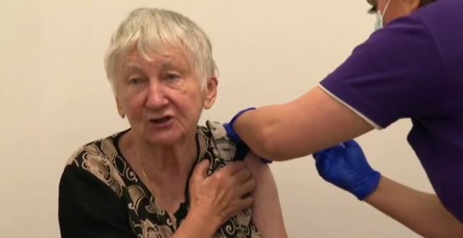 Australia arranca la vacunación contra la COVID-19 con una polémica V de la victoria