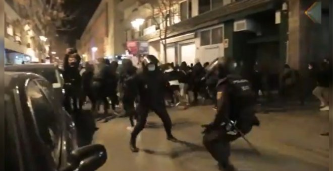 "Para, paraaaa": el vídeo en el que un antidisturbios tiene que ser calmado por un compañero durante una carga en Granada para que deje de golpear