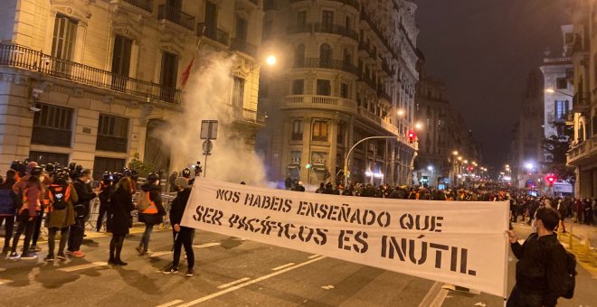 Menor afluència en les mobilitzacions de la sisena nit de protestes contra l'empresonament de Hasél