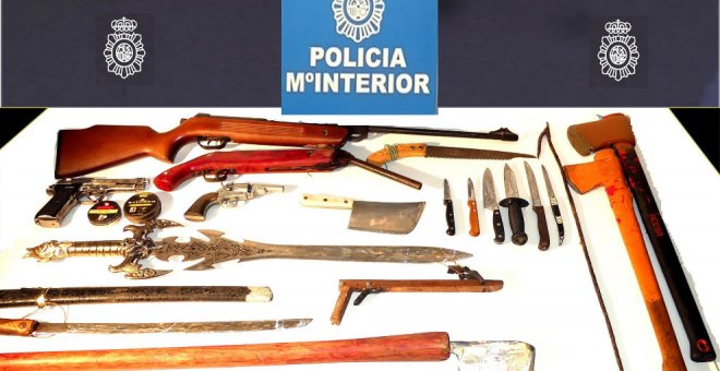 Detenido por agredir a su padre con un cuchillo y tener un arsenal de armas en su habitación