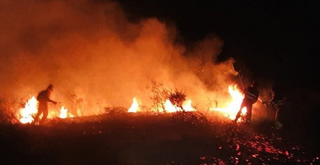 Continúan activos cuatro incendios en Cantabria de los 14 provocados desde el miércoles