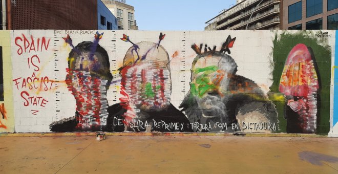 Sabotegen el mural crític amb el rei emèrit, Felip VI i Franco de l'artista Roc Blackblock