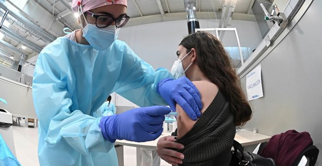 Madrid recurre a la sanidad privada para continuar con la vacunación contra la covid-19