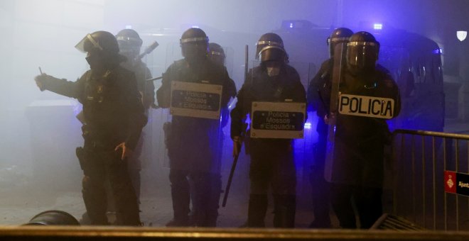 Càrregues dels Mossos i sis detinguts pels aldarulls durant una manifestació a favor de Pablo Hasél a Terrassa