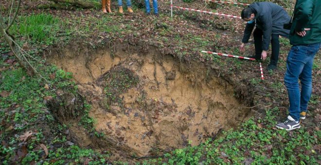 "Abrir zanjas, meter toneladas de pavimento, aplanar y desviar el agua," una obra sin licencia que amenaza al patrimonio prehistórico cántabro