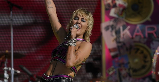 ¿Qué pasa si sumas Miley Cyrus, Elton John y Metallica?