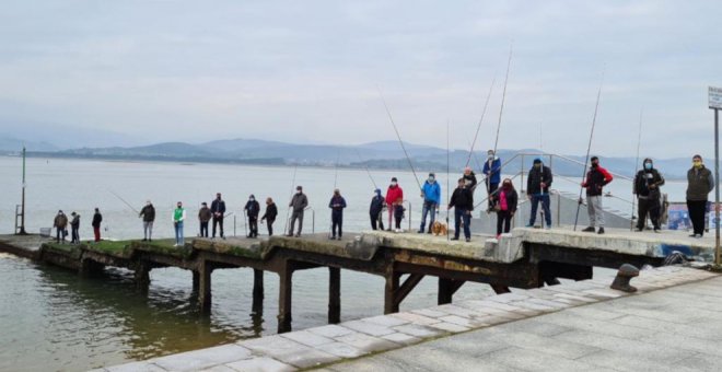 Los pescadores deportivos vuelven a concentrarse en Santoña contra la normativa que limita su actividad