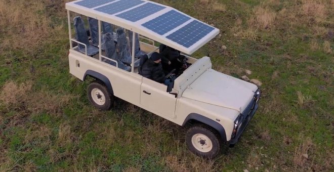 El Land Rover Defender más silencioso para safaris: eléctrico y con paneles fotovoltaicos