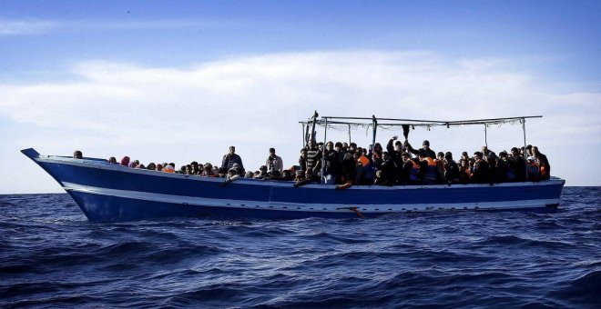 Un bote con 125 personas envía una alerta de socorro cerca de la costa de Libia