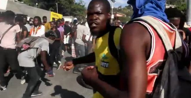 Miles de haitianos piden en las calles la dimisión del Presidente