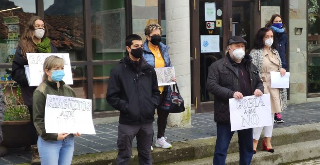 Vecinos y empresarios de Somiedo salen a la calle bajo el lema 'aquí no'