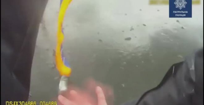 Dramático rescate policial en un lago de agua helada en Ucrania