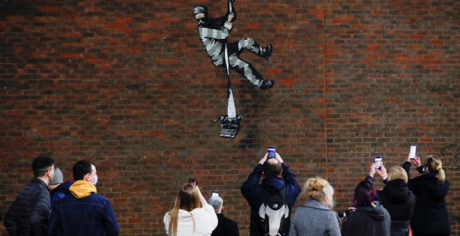 Una posible obra de Banksy aparece en el muro de la prisión donde fue encarcelado Oscar Wilde