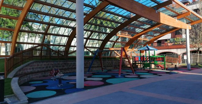 El Ayuntamiento inaugura su primer parque infantil cubierto en la plaza de la Juventud
