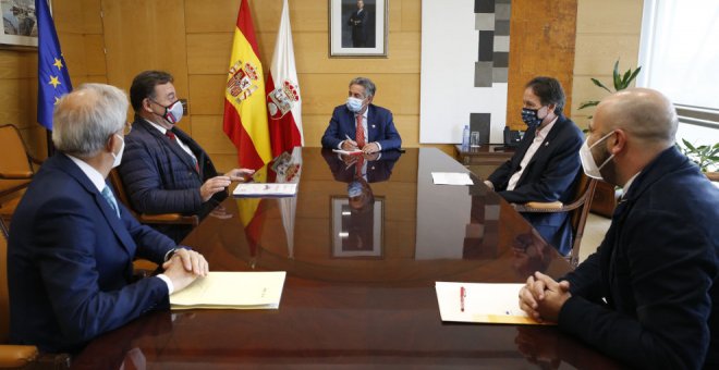 Revilla ofrece a los constructores un futuro de "muchísimas inversiones" que revitalizarán el sector