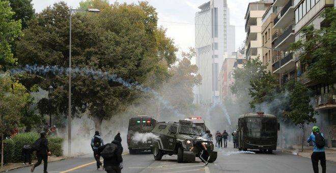 Más de 60 detenidos y un histórico monumento en llamas en las protestas de este viernes en Chile