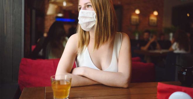 ¿Se puede evitar realmente la transmisión del coronavirus en el interior de los bares?