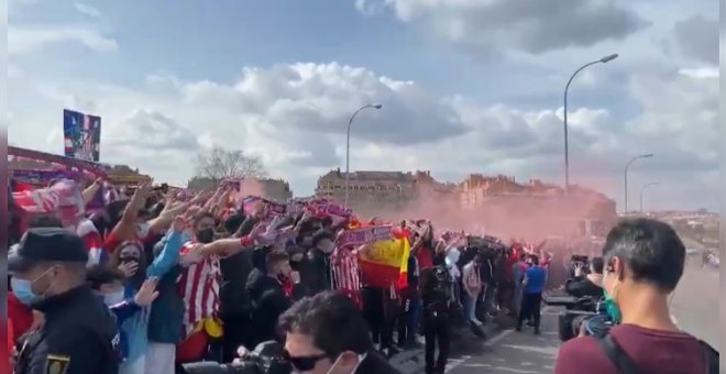 "No es el 8M, circulen": la indignante aglomeración de la afición del Atlético de Madrid antes del derbi que ha sacudido las redes