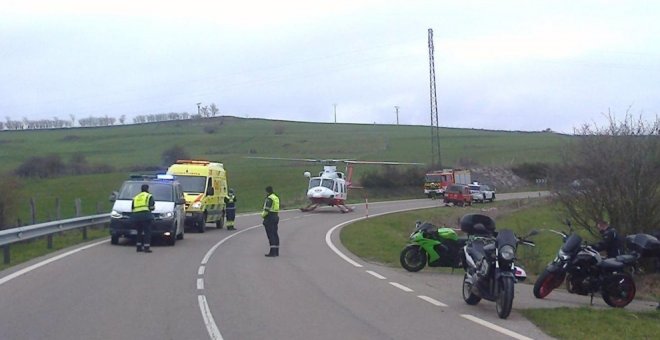 Evacuado en helicóptero un motorista de Muriedas tras caer por un terraplén en Retortillo