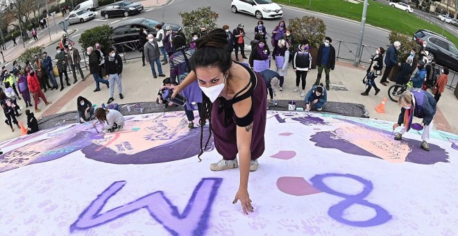 Vecinas acuden a pintar el mural feminista vandalizado en Alcalá de Henares