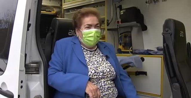 Así es Araceli, la primera mujer que se puso al volante de una ambulancia en Asturias
