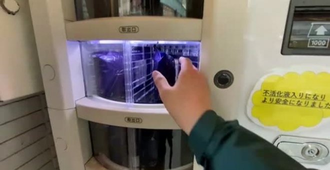 Japón instala en la calle máquinas expendedoras de test PCR contra la covid-19