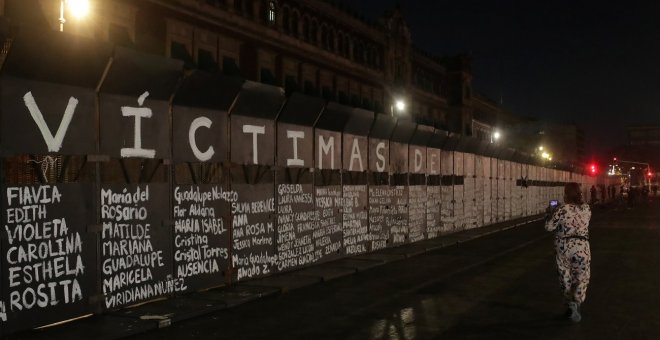 Convierten la valla levantada frente a la sede presidencial de México en un homenaje a las víctimas de feminicidio