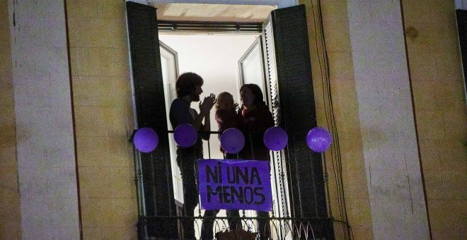 Aplausos desde los balcones y portales como alternativa a las manifestaciones feministas en Madrid