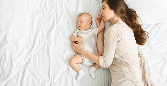 Otras miradas - ¿Es mejor que los bebés duerman solos o acompañados?