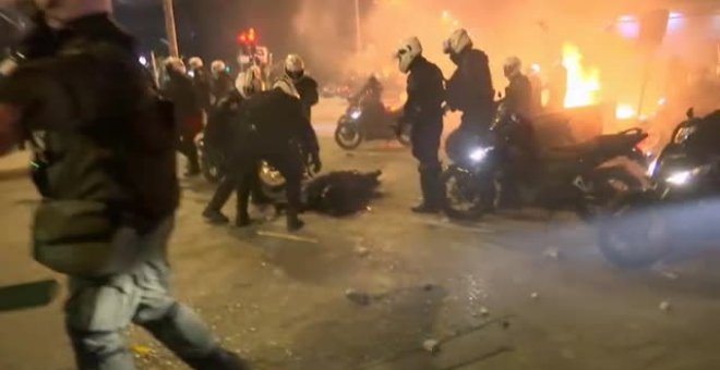Una protesta contra la brutalidad policial en Atenas deja a un policía herido de gravedad